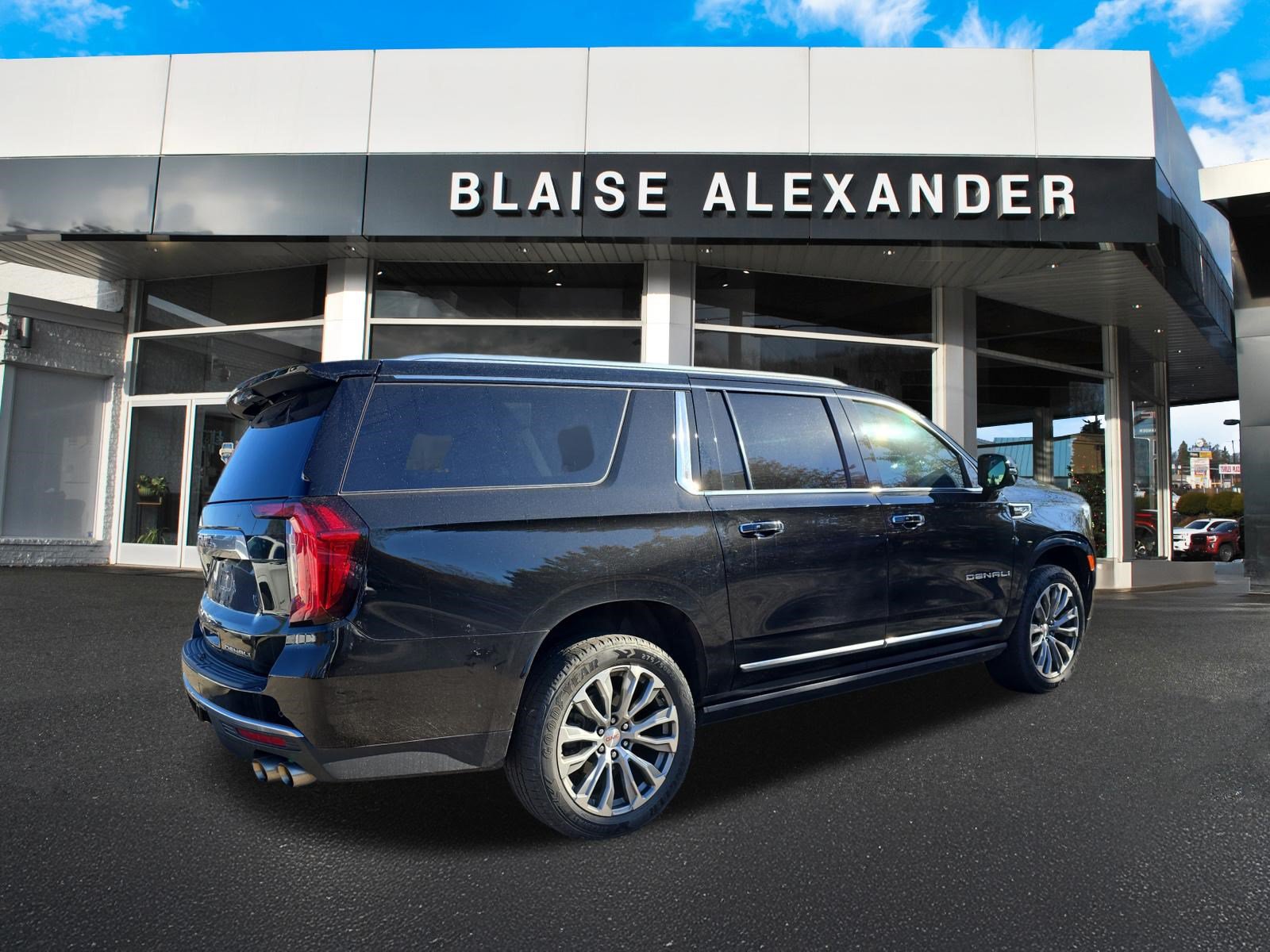 Used 2021 GMC Yukon XL Denali w/ Denali Premium Package AWD/4WD image 3