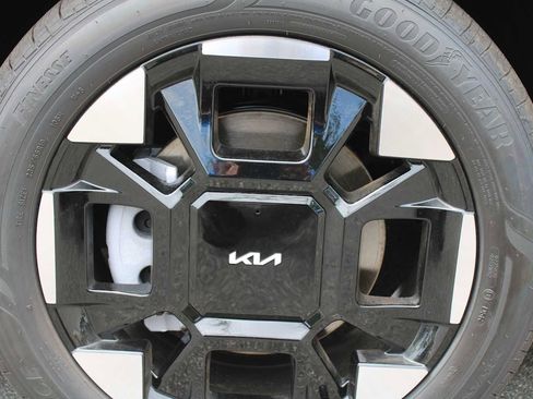 New 2025 Kia Carnival EX image 24