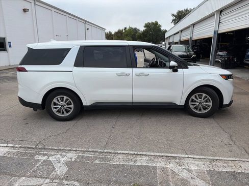 Used 2022 Kia Carnival LX FWD image 2