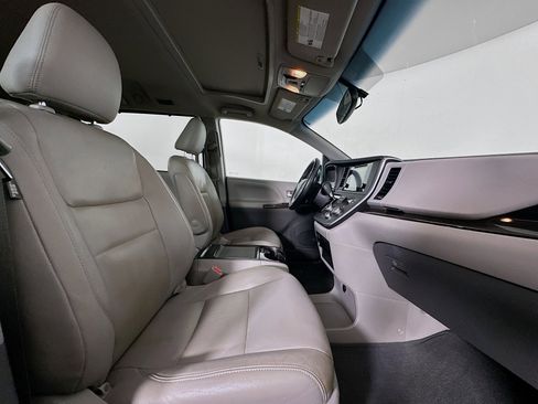 Used 2015 Toyota Sienna XLE FWD image 31