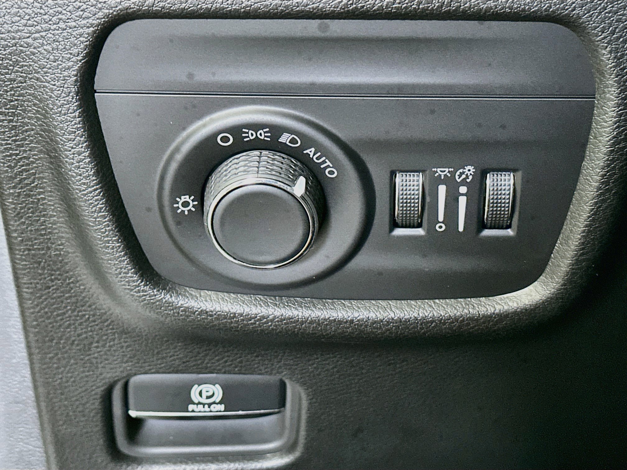 Used 2024 Jeep Grand Cherokee L Altitude AWD/4WD image 17