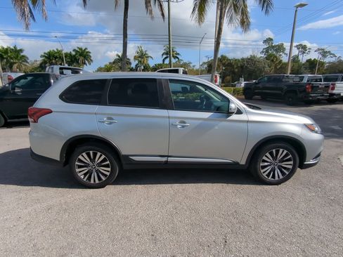 Used 2020 Mitsubishi Outlander ES image 4