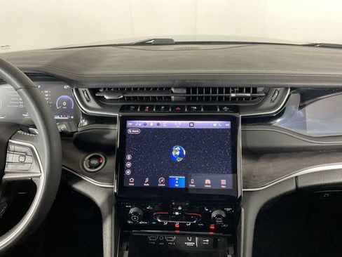 Used 2023 Jeep Grand Cherokee L Limited w/ Black Appearance Package AWD/4WD image 10
