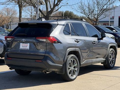 Used 2023 Toyota RAV4 XLE Premium image 4