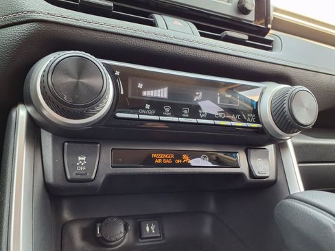 Used 2019 Toyota RAV4 LE AWD/4WD image 10