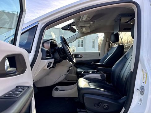 Used 2019 Chrysler Pacifica Touring-L w/ Tire & Wheel Group image 13