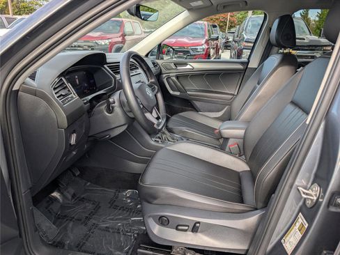 Used 2023 Volkswagen Tiguan SE w/ Panoramic Sunroof Package image 16