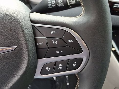 Used 2024 Chrysler Pacifica Touring-L FWD image 24