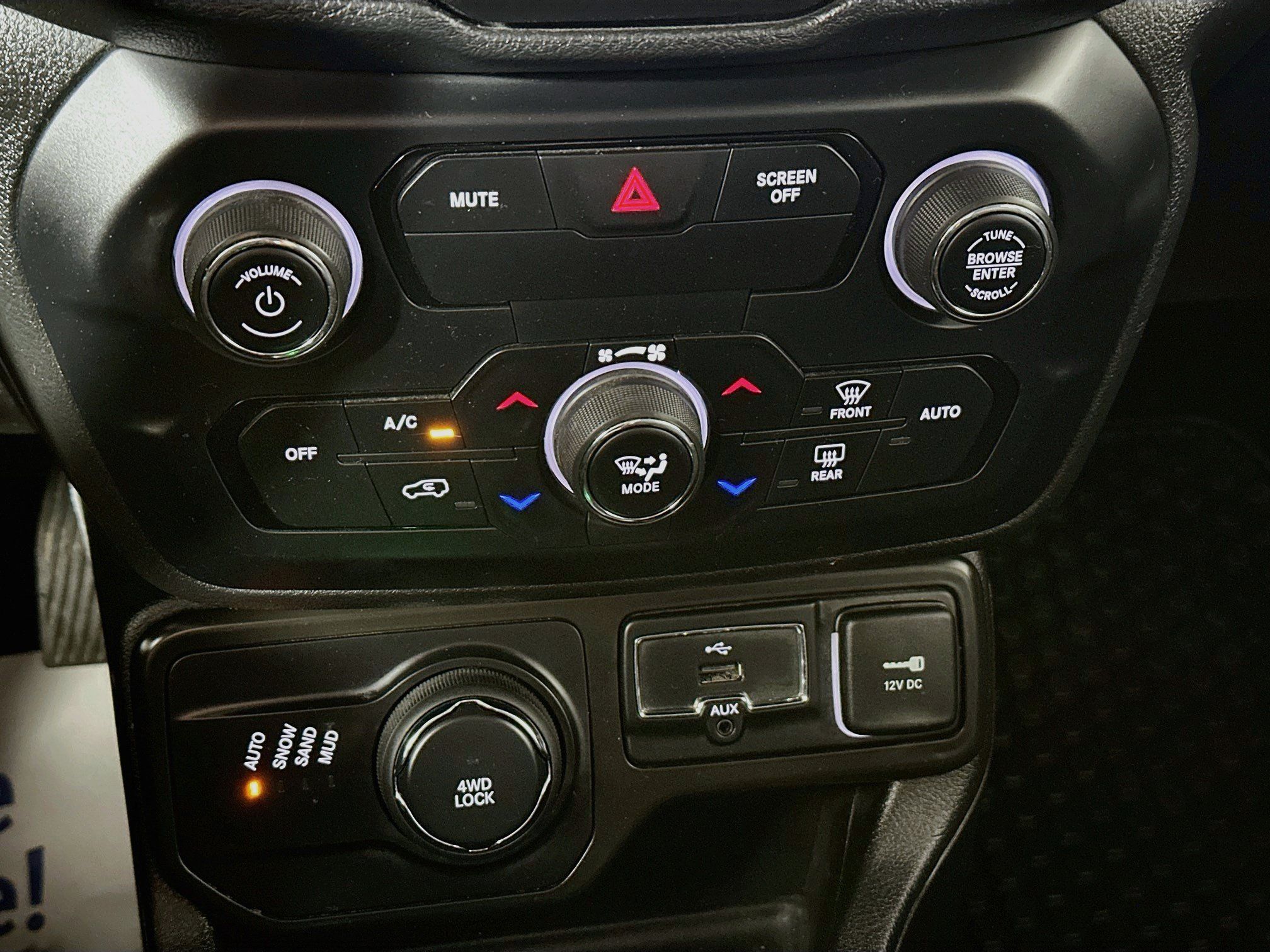 Used 2020 Jeep Renegade Latitude w/ Cold Weather Group AWD/4WD image 15