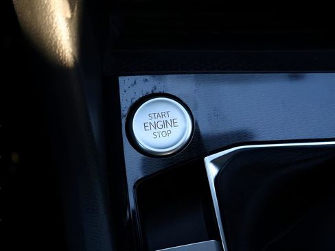 Certified 2025 Volkswagen Taos SE AWD/4WD image 30