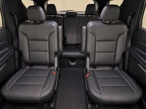 Used 2025 Chevrolet Traverse LT w/ Driver Confidence Package FWD image 16