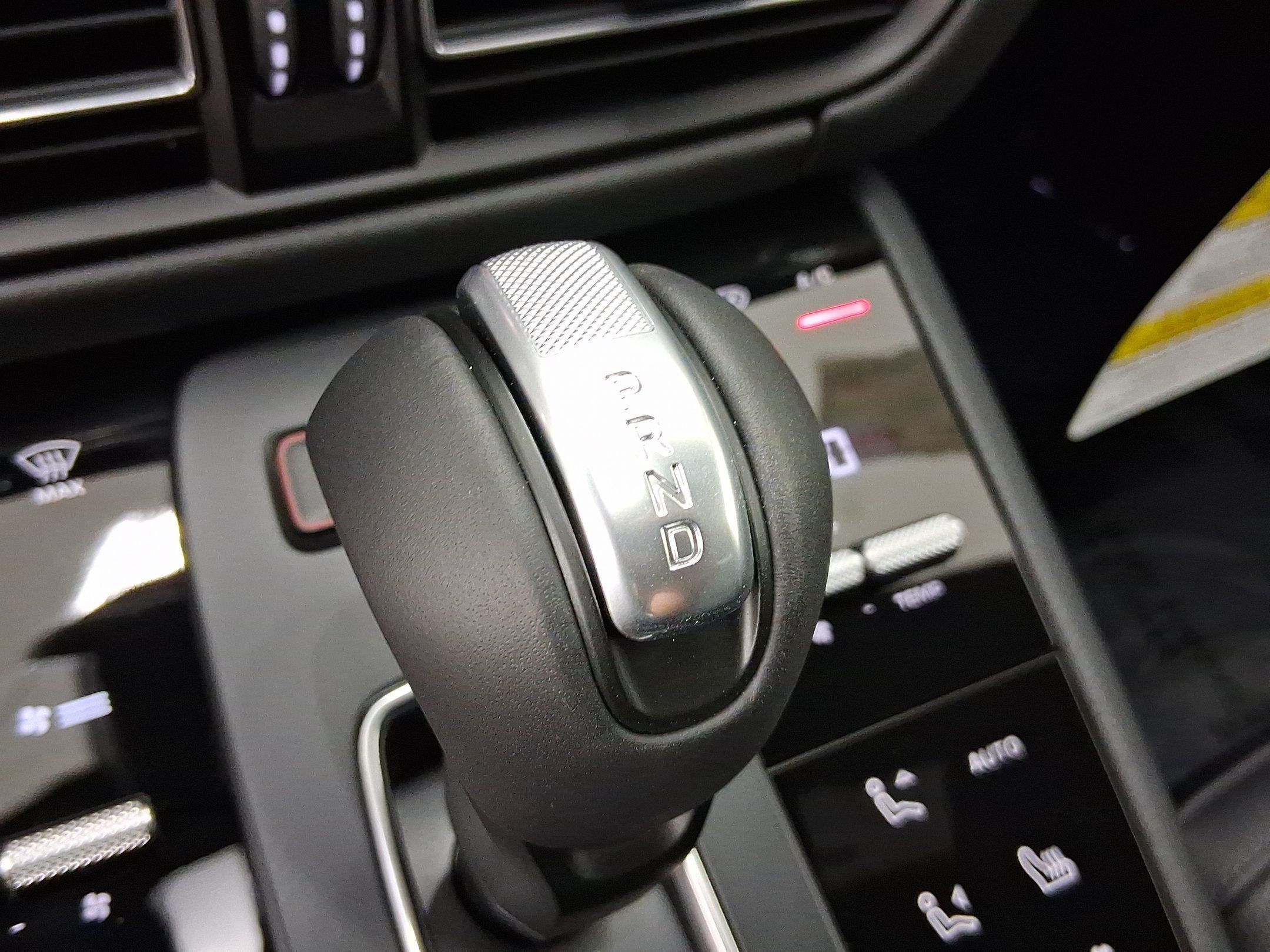 Used 2026 Porsche Macan AWD/4WD image 18