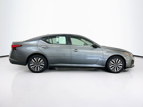 Used 2025 Nissan Altima 2.5 SV FWD image 10
