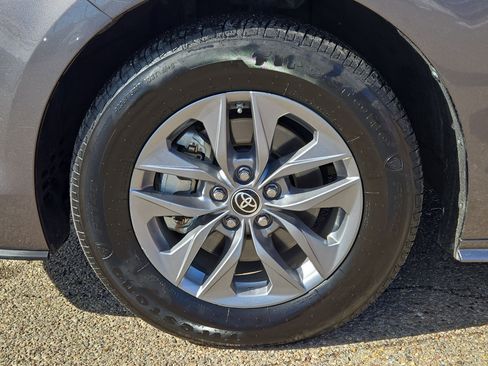 Used 2021 Toyota Sienna XLE image 11