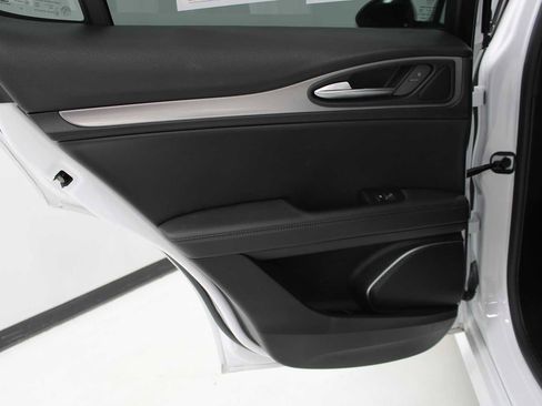 Used 2022 Alfa Romeo Stelvio Veloce image 36