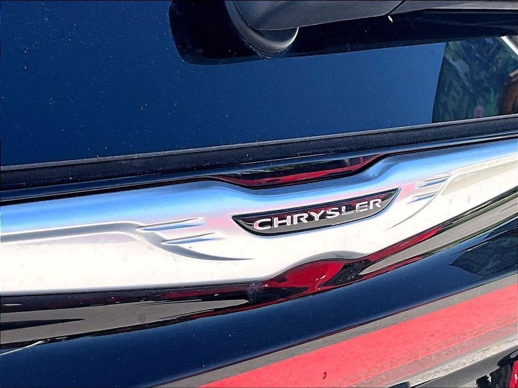 Used 2024 Chrysler Pacifica Touring-L FWD image 9