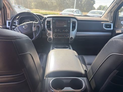 Used 2018 Nissan Titan PRO-4X w/ Pro-4x Convenience Package AWD/4WD image 11