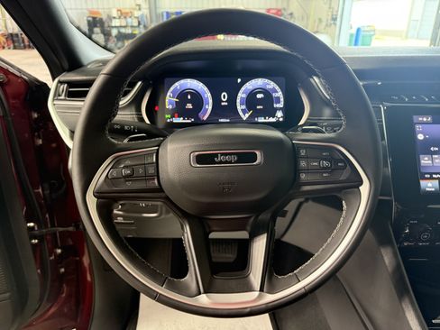 Used 2025 Jeep Grand Cherokee Altitude AWD/4WD image 19