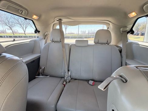 Used 2015 Toyota Sienna XLE w/ XLE Navigation Package image 8