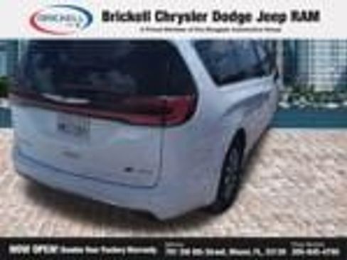 Used 2024 Chrysler Pacifica Limited FWD image 4
