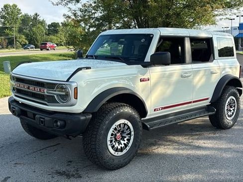 New 2026 Ford Bronco Outer Banks w/ Sasquatch Package AWD/4WD image 2