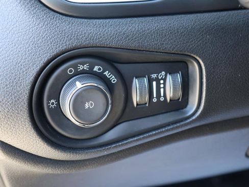 Used 2017 Jeep Renegade Latitude w/ Popular Equipment Group image 31