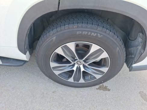 Used 2020 Toyota Highlander XLE image 11