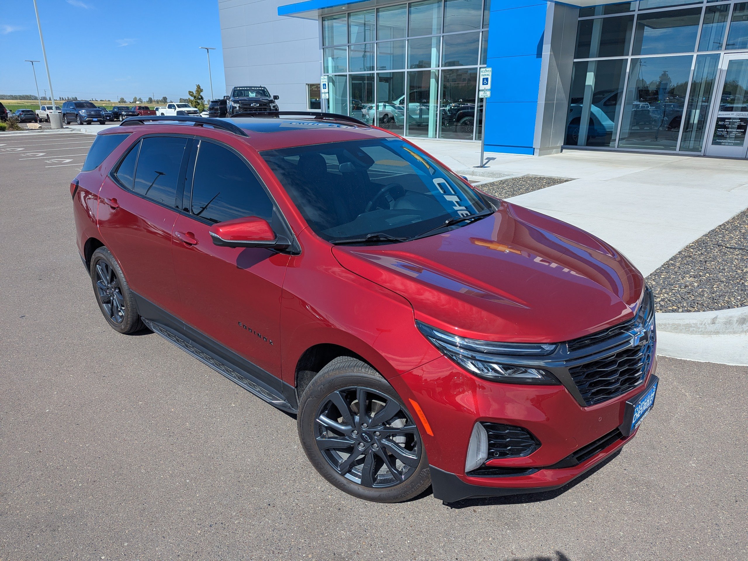 Certified 2023 Chevrolet Equinox RS w/ RS Leather Package AWD/4WD image 3