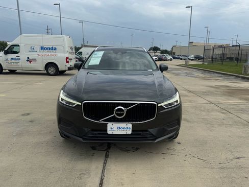 Used 2019 Volvo XC60 T5 Momentum w/ Multimedia Package AWD/4WD image 3