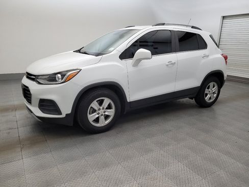 Used 2020 Chevrolet Trax LT w/ LT Convenience Package FWD image 2