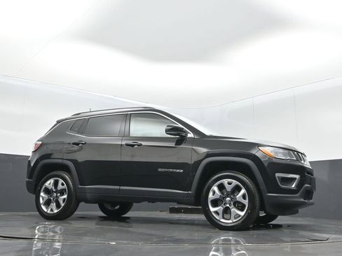 Used 2018 Jeep Compass Limited w/ Navigation Group AWD/4WD image 29