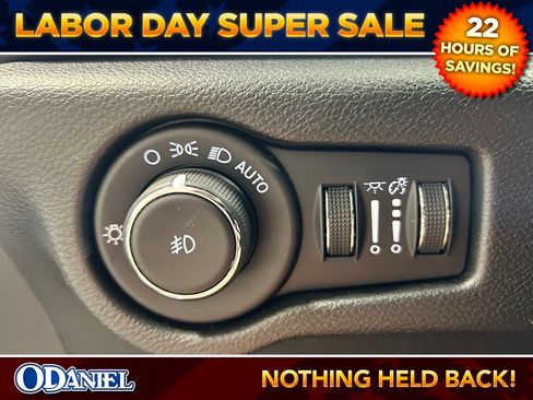 Used 2025 Chrysler Pacifica Select FWD image 11