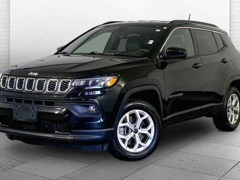 Used 2025 Jeep Compass Latitude AWD/4WD image 12