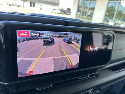 Used 2025 Jeep Wrangler Unlimited Rubicon AWD/4WD image 18