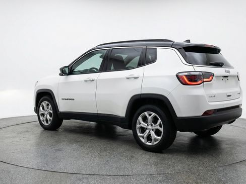 Used 2025 Jeep Compass Latitude AWD/4WD image 6