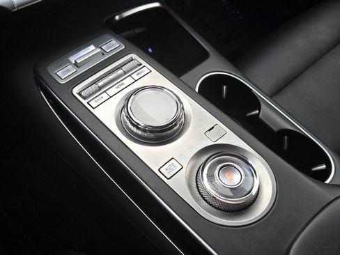 Used 2025 Genesis GV70 2.5T AWD/4WD image 18