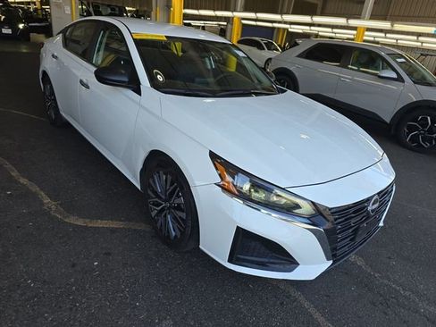 Used 2025 Nissan Altima 2.5 SV FWD image 2