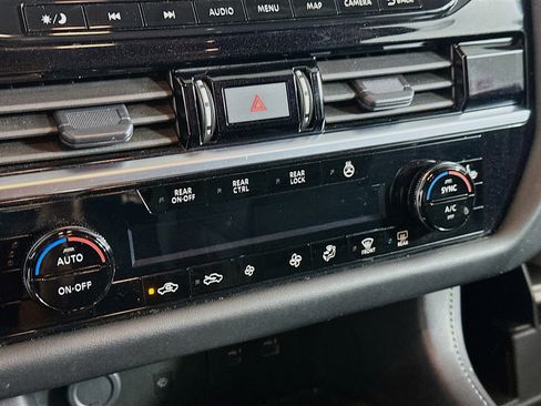 Used 2024 Nissan Pathfinder SL AWD/4WD image 23