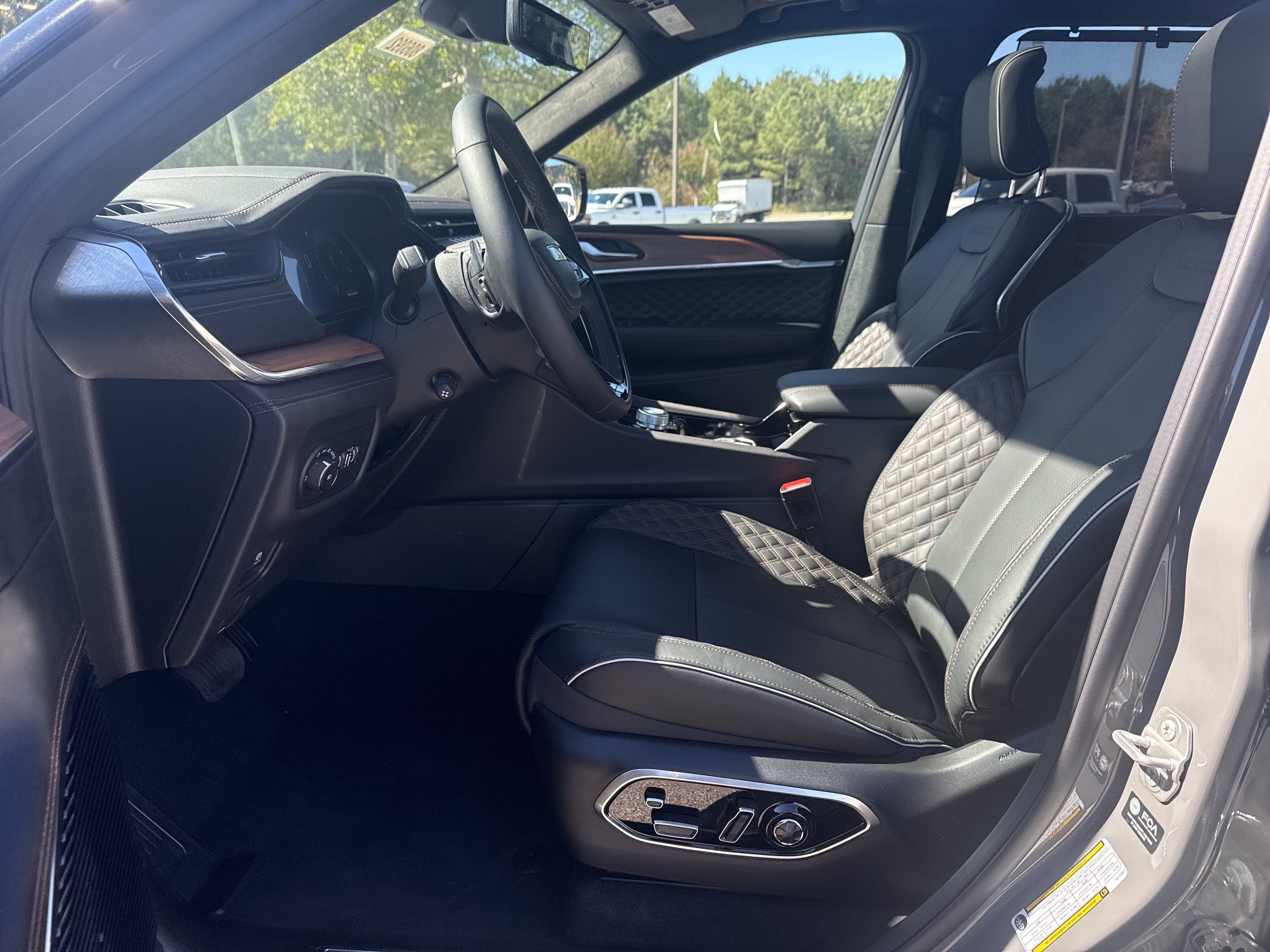 New 2027 Jeep Grand Cherokee Summit AWD/4WD image 9
