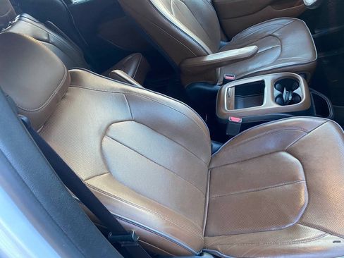 Used 2018 Chrysler Pacifica Limited w/ Tire & Wheel Group FWD image 17