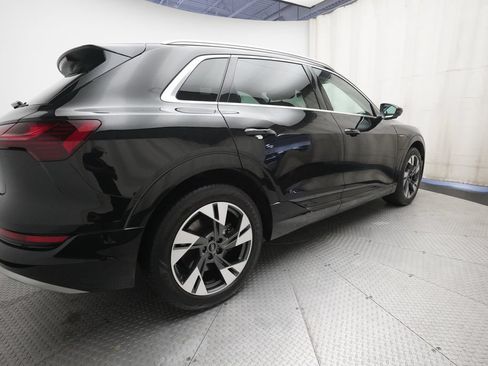 Used 2022 Audi e-tron Premium Plus w/ Premium Plus Package AWD/4WD image 36