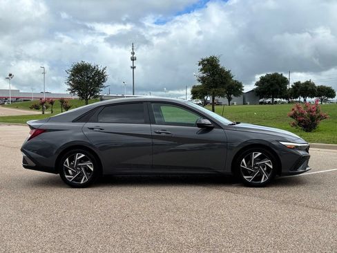 Used 2025 Hyundai Elantra Sport FWD image 5
