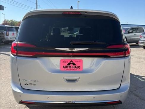 Used 2024 Chrysler Pacifica Touring-L FWD image 13