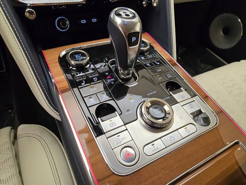 New 2025 Bentley Flying Spur Plug-In Hybrid image 38