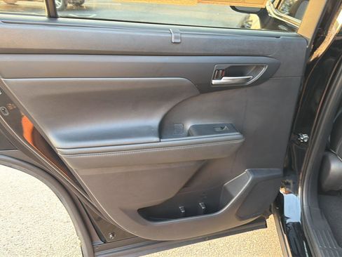 Used 2021 Toyota Highlander XSE FWD image 17