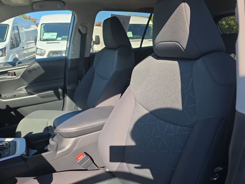 Used 2021 Toyota RAV4 XLE w/ Convenience Package image 28