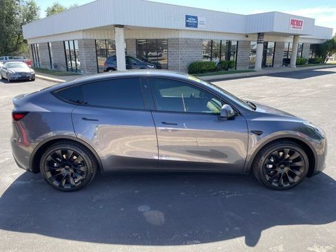 Used 2023 Tesla Model Y Long Range AWD/4WD image 3
