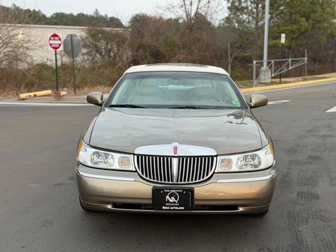 Used 2001 Lincoln Town Car Signature image 3
