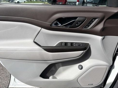 Used 2023 GMC Acadia SLT w/ Preferred Package FWD image 7