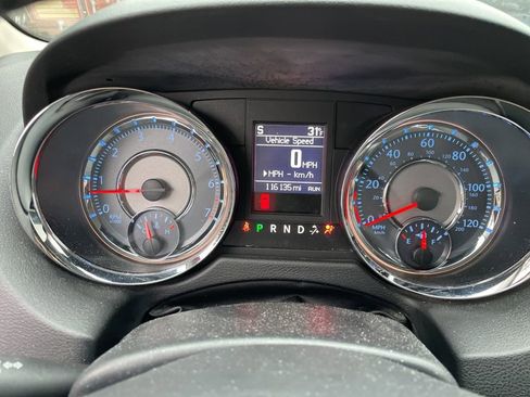 Used 2016 Chrysler Town & Country Touring w/ Driver Convenience Group image 23